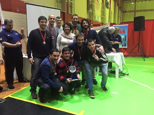 A equipe campeã dos Jogos dos Advogados junto a Dra. Rosane Ramos, Presidente Estadual da CAA e Dr. Rogério Rosa, Delegado da CAA na Subseção Pelotas. Imagem: Michele Gautério